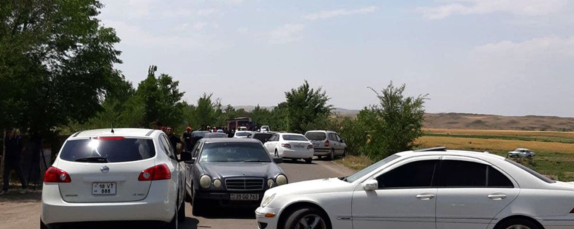 Жители нескольких сел Ширакской области заблокировали участок села Бенджамин дороги Ереван-Гюмри (29 июня 2021). Жители нескольких сел Ширакской области заблокировали участок села Бенджамин дороги Ереван-Гюмри (29 июня 2021). - Sputnik Армения, 1920, 05.07.2021