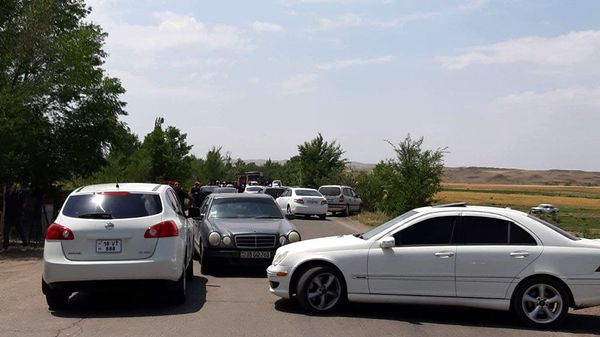 Жители нескольких сел Ширакской области заблокировали участок села Бенджамин дороги Ереван-Гюмри (29 июня 2021).  - Sputnik Армения