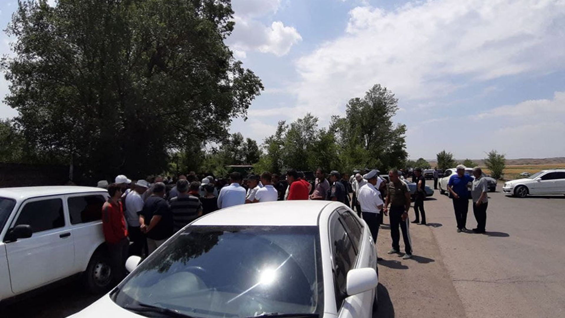 Жители нескольких сел Ширакской области заблокировали участок села Бенджамин дороги Ереван-Гюмри (29 июня 2021). Жители нескольких сел Ширакской области заблокировали участок села Бенджамин дороги Ереван-Гюмри (29 июня 2021). - Sputnik Армения, 1920, 05.07.2021