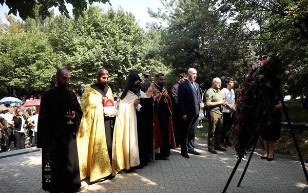 «Եռաբլուր» զինվորական պանթեոնում, հարգանքի տուրք է մատուցվել Անհայտ կորածների հիշատակի օրվա կապակցությամբ - Sputnik Արմենիա