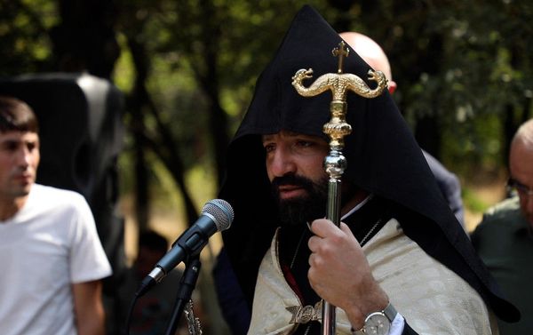«Եռաբլուր» զինվորական պանթեոնում, հարգանքի տուրք է մատուցվել Անհայտ կորածների հիշատակի օրվա կապակցությամբ - Sputnik Արմենիա