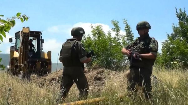 Российские миротворцы обеспечивают безопасность восстановительных работ водопровода в Мартунинском районе Российские миротворцы обеспечивают безопасность восстановительных работ водопровода в Мартунинском районе - Sputnik Армения