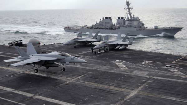 Американский истребитель F-18 , приземляющийся на авианосец USS Abraham Lincoln (CVN 72) класса Nimitz во время учений. в Персидском заливе - Sputnik Армения