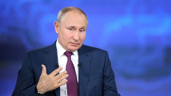 Президент РФ Владимир Путин во время ежегодной специальной программы Прямая линия с Владимиром Путиным в эфире российских телеканалов и радиостанций (30 июня 2021). Москва - Sputnik Армения