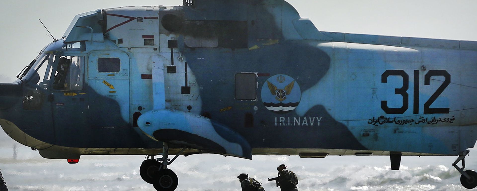 Иранские войска во время военных учений у стратегического Ормузского пролива - Sputnik Армения, 1920, 02.10.2021