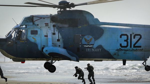 Иранские войска во время военных учений у стратегического Ормузского пролива - Sputnik Армения