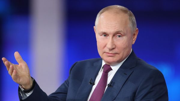 Президент РФ Владимир Путин во время ежегодной специальной программы Прямая линия с Владимиром Путиным в эфире российских телеканалов и радиостанций (30 июня 2021). Москва - Sputnik Армения