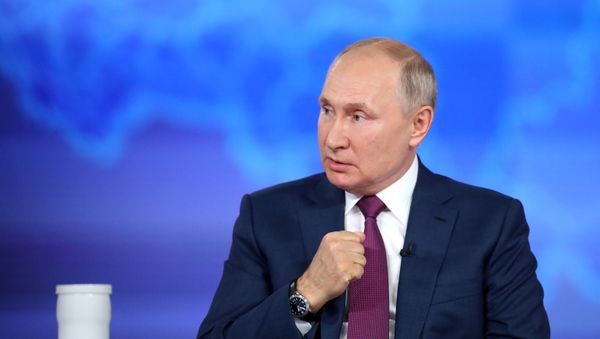 Президент РФ Владимир Путин во время ежегодной специальной программы Прямая линия с Владимиром Путиным в эфире российских телеканалов и радиостанций (30 июня 2021). Москва - Sputnik Армения