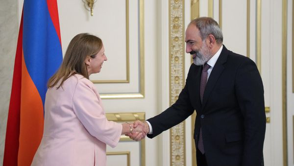 И.о. премьер-министра Никол Пашинян принял Чрезвычайного и Полномочного посла США Лин Трейси (30 июня 2021). Еревaн - Sputnik Армения