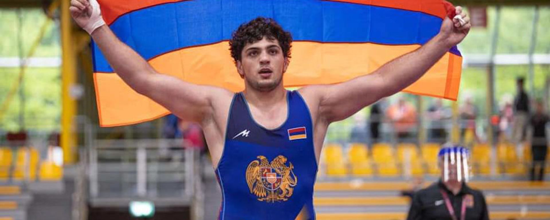 Борец Лева Геворгян с армянским флагом празднует победу в финале Молодежного Чемпионата Европы по вольной борьбе (30 июня 2021). Дортмунд - Sputnik Արմենիա, 1920, 30.06.2021