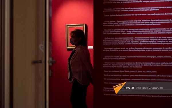 Сотрудница Музея Русского искусства на выставке работ М.Врубеля (1 июля 2021). Еревaн Сотрудница Музея Русского искусства на выставке работ М.Врубеля (1 июля 2021). Еревaн - Sputnik Армения