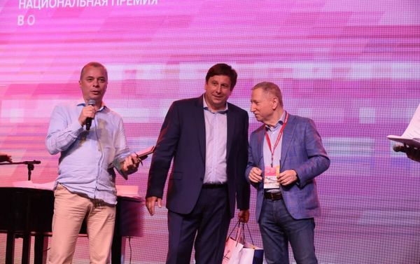 Руководитель Информационного агентства и радио Sputnik Армения Дмитрий Писаренко (слева) на церемонии награждения премии Медиа-Менеджер России (1 июля 2021). Москва - Sputnik Армения
