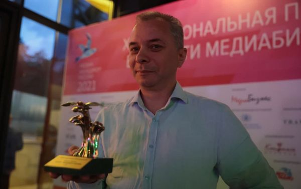 Руководитель Информационного агентства и радио Sputnik Армения Дмитрий Писаренко с наградой на церемонии награждения премии Медиа-Менеджер России (1 июля 2021). Москва - Sputnik Армения