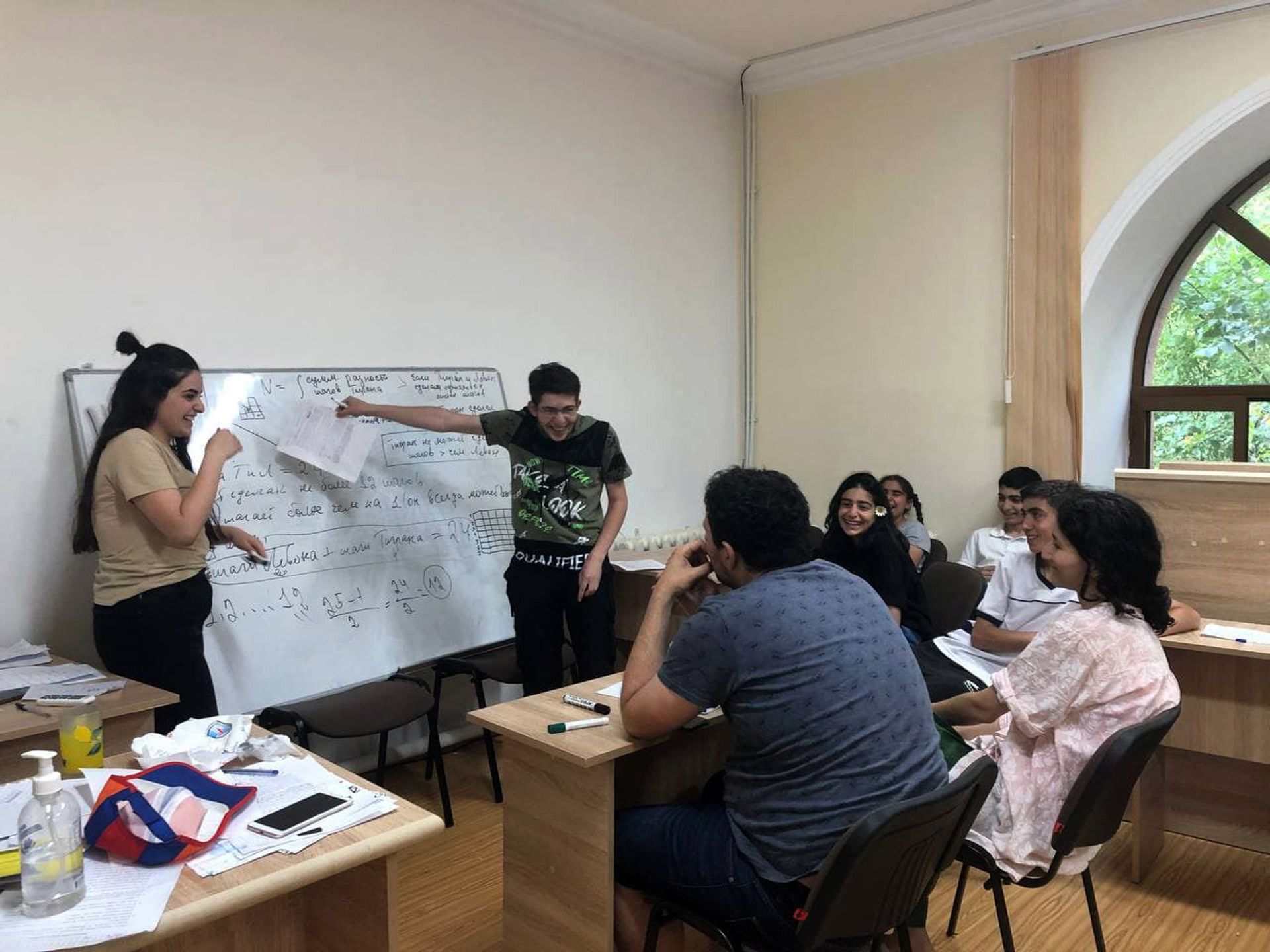 «Պապիկն էլ այդպես կաներ». ինչ արեցին Վիկտոր Համբարձումյանի թոռները արցախցի երեխաների համար - Sputnik Արմենիա, 1920, 04.07.2021