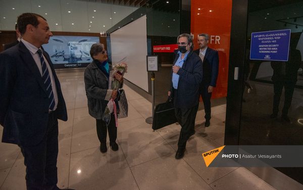 Встреча итальянского дирижера Рикардо Мути в аэропорту Звартноц (2 июля 2021). Еревaн Встреча итальянского дирижера Рикардо Мути в аэропорту Звартноц (2 июля 2021). Еревaн - Sputnik Армения