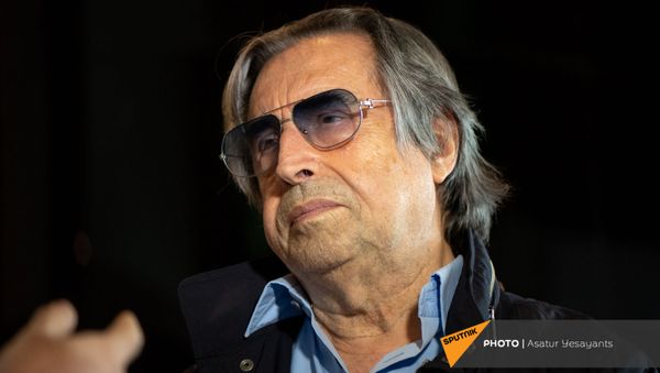 Встреча итальянского дирижера Рикардо Мути в аэропорту Звартноц (2 июля 2021). Еревaн - Sputnik Армения