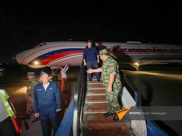 Встреча группы армянских военнопленных в аэропорту Эребуни (3 июля 2021). Ереван Встреча группы армянских военнопленных в аэропорту Эребуни (3 июля 2021). Ереван - Sputnik Армения