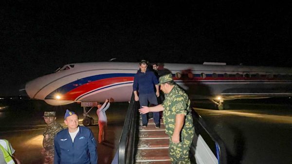 Встреча группы армянских военнопленных в аэропорту Эребуни (3 июля 2021). Ереван - Sputnik Армения