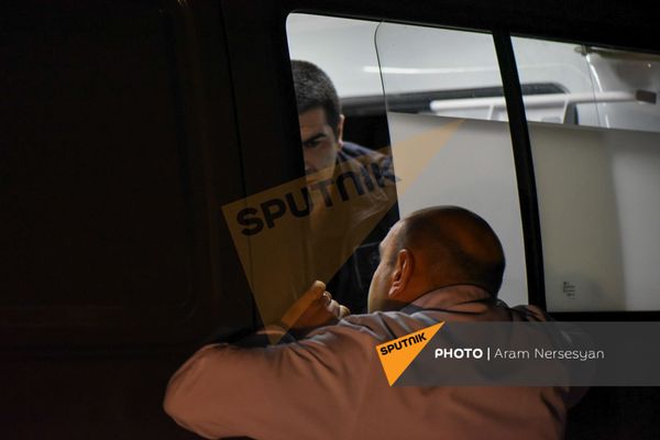 Ինչպես է «Էրեբունի» օդանավակայան ժամանում հայ ռազմագերիների խումբը - Sputnik Արմենիա