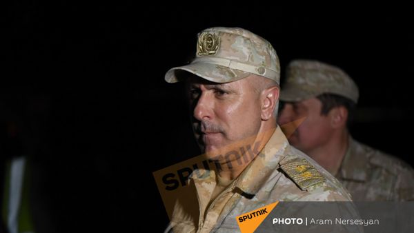 Рустам Мурадов c группой вернувшихся армянских военнопленных в аэропорту Эребуни (3 июля 2021). Ереван - Sputnik Армения