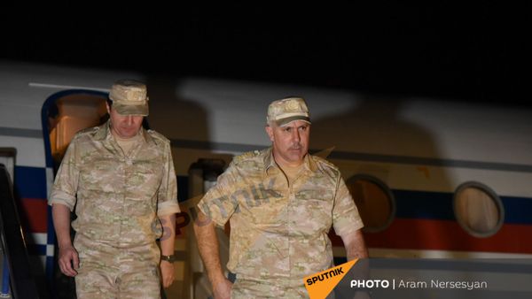 Рустам Мурадов c группой вернувшихся армянских военнопленных в аэропорту Эребуни (3 июля 2021). Ереван - Sputnik Армения