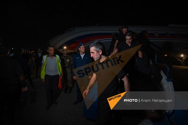 Ինչպես է «Էրեբունի» օդանավակայան ժամանում հայ ռազմագերիների խումբը - Sputnik Արմենիա