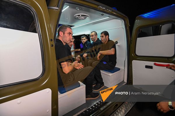 Встреча группы армянских военнопленных в аэропорту Эребуни (3 июля 2021). Ереван Встреча группы армянских военнопленных в аэропорту Эребуни (3 июля 2021). Ереван - Sputnik Армения