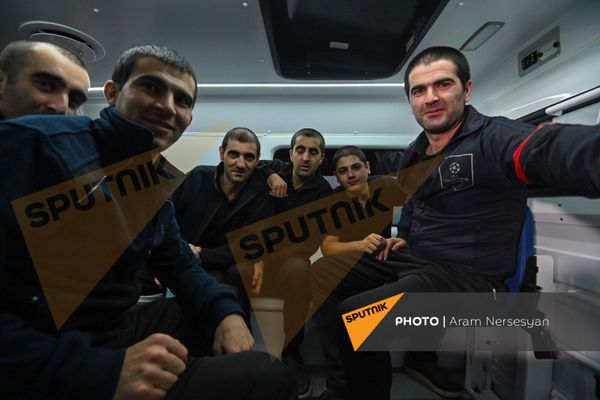 Встреча группы армянских военнопленных в аэропорту Эребуни (3 июля 2021). Ереван Встреча группы армянских военнопленных в аэропорту Эребуни (3 июля 2021). Ереван - Sputnik Армения