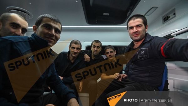 Встреча группы армянских военнопленных в аэропорту Эребуни (3 июля 2021). Ереван - Sputnik Արմենիա