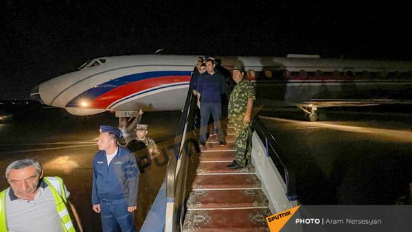 Встреча группы армянских военнопленных в аэропорту Эребуни (3 июля 2021). Ереван - Sputnik Армения
