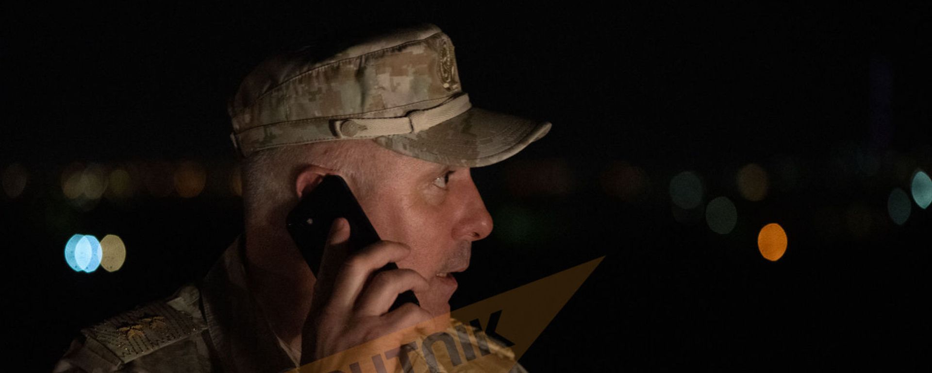 Рустам Мурадов c группой вернувшихся армянских военнопленных в аэропорту Эребуни (3 июля 2021). Ереван - Sputnik Армения, 1920, 07.09.2021