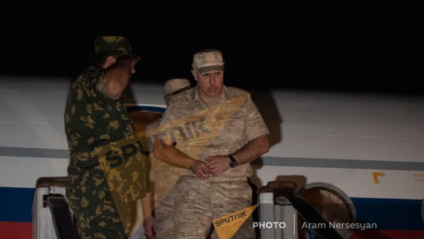 Рустам Мурадов c группой вернувшихся армянских военнопленных в аэропорту Эребуни (3 июля 2021). Ереван - Sputnik Армения
