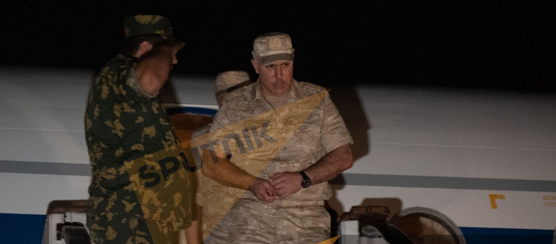 Рустам Мурадов c группой вернувшихся армянских военнопленных в аэропорту Эребуни (3 июля 2021). Ереван - Sputnik Армения, 1920, 07.09.2021