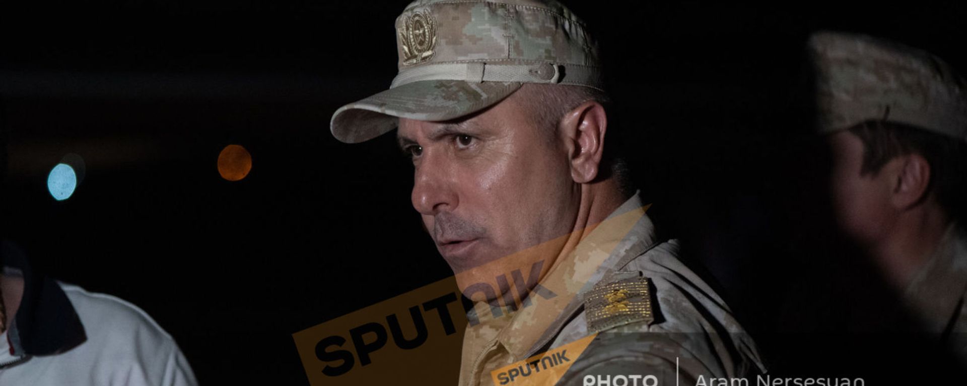 Рустам Мурадов c группой вернувшихся армянских военнопленных в аэропорту Эребуни (3 июля 2021). Ереван - Sputnik Արմենիա, 1920, 09.11.2021
