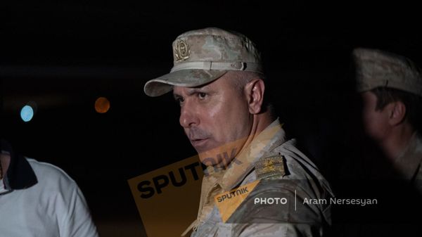 Рустам Мурадов c группой вернувшихся армянских военнопленных в аэропорту Эребуни (3 июля 2021). Ереван - Sputnik Արմենիա