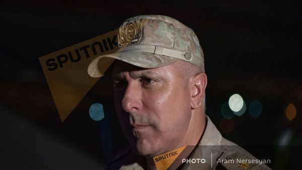Рустам Мурадов c группой вернувшихся армянских военнопленных в аэропорту Эребуни (3 июля 2021). Ереван - Sputnik Արմենիա