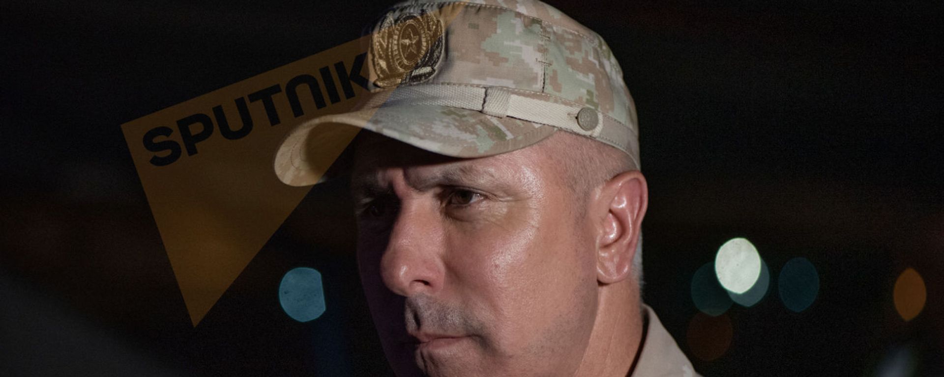 Рустам Мурадов c группой вернувшихся армянских военнопленных в аэропорту Эребуни (3 июля 2021). Ереван - Sputnik Արմենիա, 1920, 06.09.2021