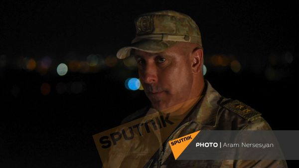 Рустам Мурадов c группой вернувшихся армянских военнопленных в аэропорту Эребуни (3 июля 2021). Ереван - Sputnik Արմենիա