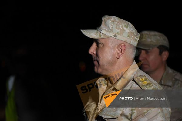 Рустам Мурадов c группой вернувшихся армянских военнопленных в аэропорту Эребуни (3 июля 2021). Ереван Рустам Мурадов c группой вернувшихся армянских военнопленных в аэропорту Эребуни (3 июля 2021). Ереван - Sputnik Армения