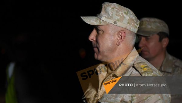 Рустам Мурадов c группой вернувшихся армянских военнопленных в аэропорту Эребуни (3 июля 2021). Ереван - Sputnik Армения