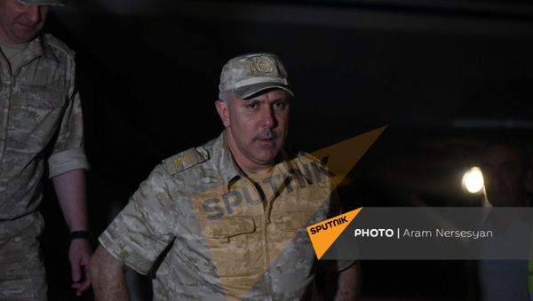 Рустам Мурадов c группой вернувшихся армянских военнопленных в аэропорту Эребуни (3 июля 2021). Ереван - Sputnik Արմենիա