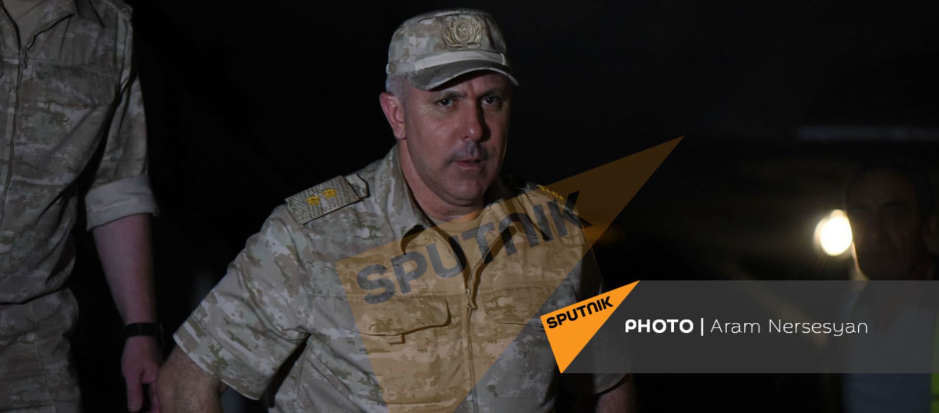 Рустам Мурадов c группой вернувшихся армянских военнопленных в аэропорту Эребуни (3 июля 2021). Ереван - Sputnik Արմենիա, 1920, 07.09.2021