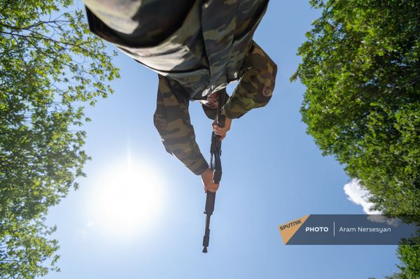 Ученик военно-спортивного лагеря стреляет по мишени Ученик военно-спортивного лагеря стреляет по мишени - Sputnik Армения