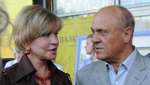 Актриса Вера Алентова и актер и режиссер Владимир Меньшов на киновечере Москва слезам не верила, а верила любви... - Sputnik Армения