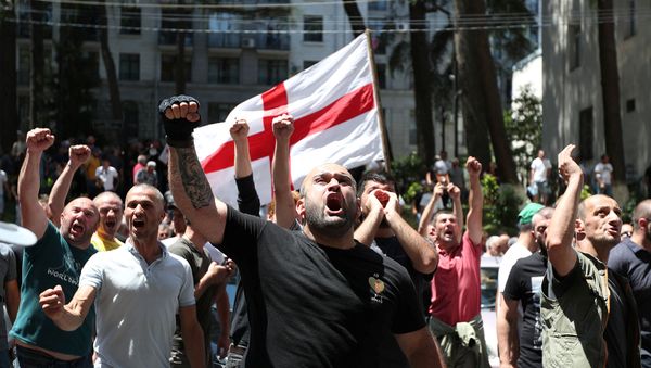 Протестующие против ЛГБТ во время митинга перед запланированным Маршем достоинства (5 июля 2021). Тбилиси - Sputnik Արմենիա