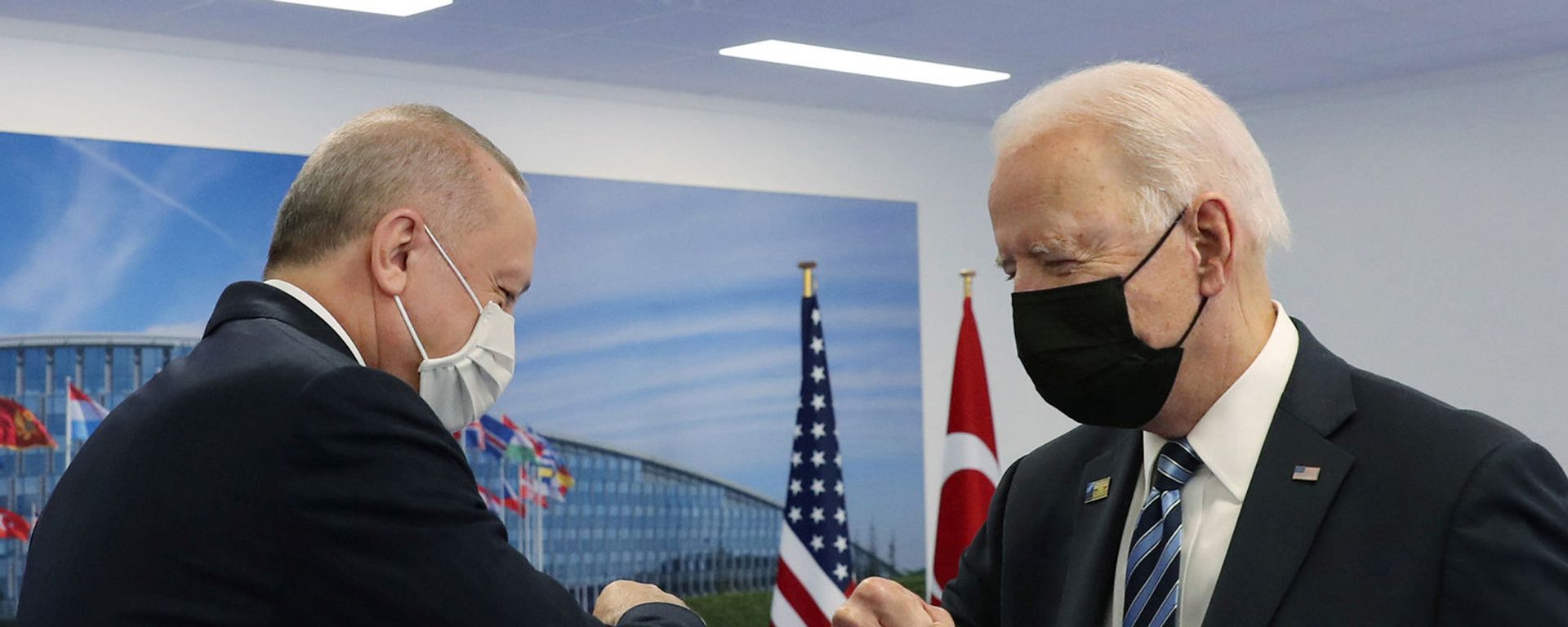 Президенты США и Турции Джо Байден и Реджеп Тайип Эрдоган здороваются во время встречи на полях саммита НАТО в Брюсселе (14 июня 2021). Бельгия - Sputnik Армения, 1920, 23.09.2021