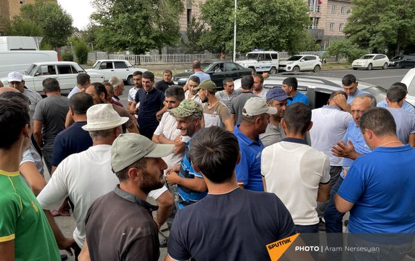 Пострадавшие от засухи жители села Бениамин приехали на встречу в администрацию Ширакской области Пострадавшие от засухи жители села Бениамин приехали на встречу в администрацию Ширакской области - Sputnik Армения