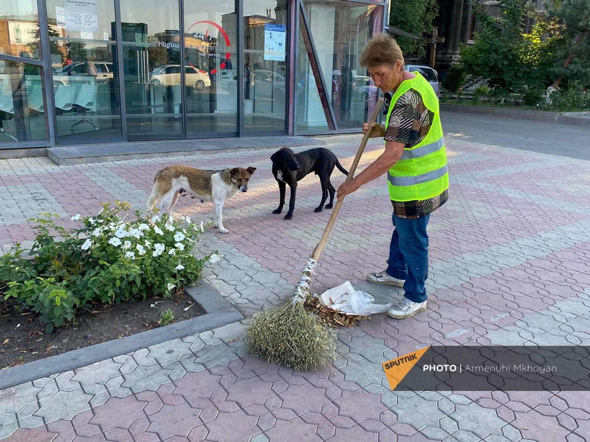«Իմ եղունգներիս միշտ մանիկյուր պիտի լինի». Գյումրու մաքրության պահապանների պատմությունը - Sputnik Արմենիա, 1920, 11.07.2021