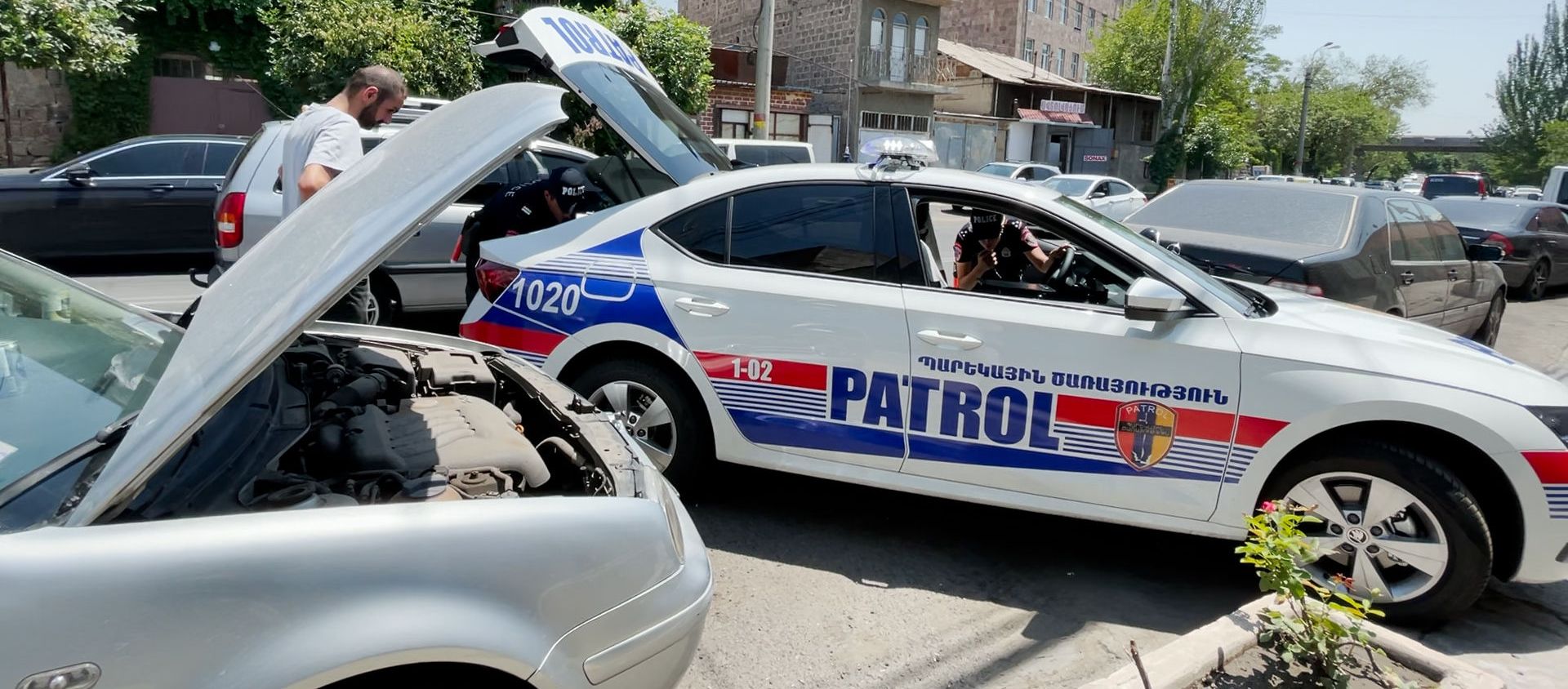 Խստություն և ժպիտ. ինչպես են պարեկային ծառայողները «լեզու գտնում» քաղաքացիների հետ Խստություն և ժպիտ. ինչպես են պարեկային ծառայողները «լեզու գտնում» քաղաքացիների հետ - Sputnik Արմենիա, 1920, 08.07.2021