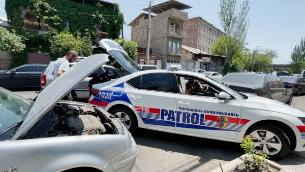 Խստություն և ժպիտ. ինչպես են պարեկային ծառայողները «լեզու գտնում»  քաղաքացիների հետ - Sputnik Արմենիա